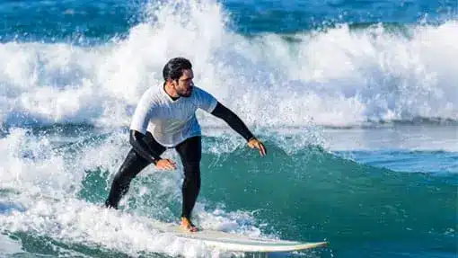 Surfista a surfar uma onda na Costa da Caparica – aulas de surf Gecko Surf School