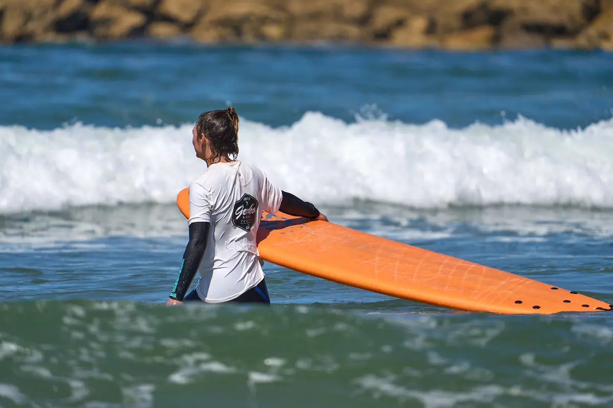 How Long Does It Take to Learn to Surf | Gecko Surf School Student learning to surf in a Gecko Surf School lesson in Costa da Caparica, on a foam board